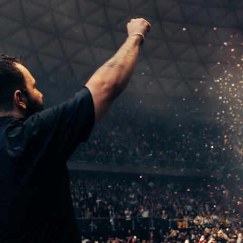 Carín León lamenta tragedia en tienda de Hermosillo