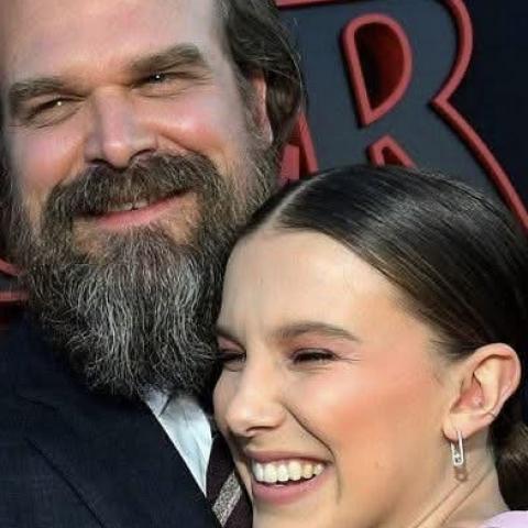 Millie Bobby Brown acusa a David Harbour de hostigamiento y acoso laboral