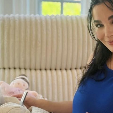 Martha Higareda y Lewis Howes anuncian el nacimiento de sus gemelas 