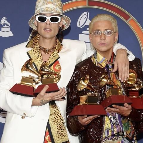 Ca7riel y Paco Amoroso fueron detenidos por bailar en un avión 