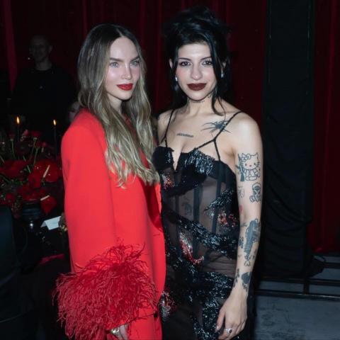 Así fue el encuentro entre Belinda y Cazzu en una premiación