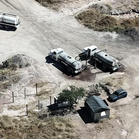 Pipas de agua extraen líquido de pozo en Rancho Tierra Dura 