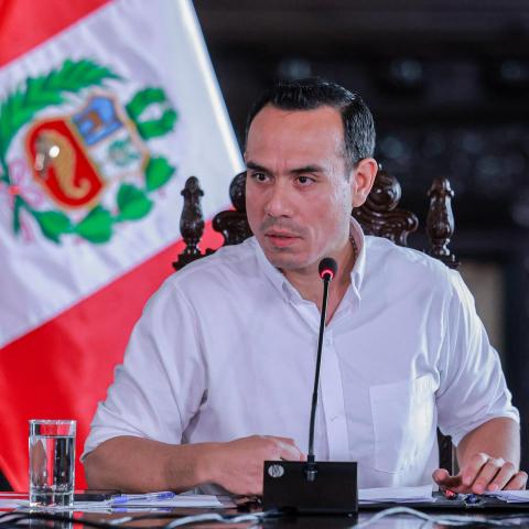 Presidente de Perú amaga con allanar la embajada de México 
