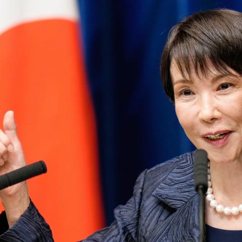 Primera ministra japonesa admite dormir solo 2 a 4 horas en medio de críticas por exceso laboral