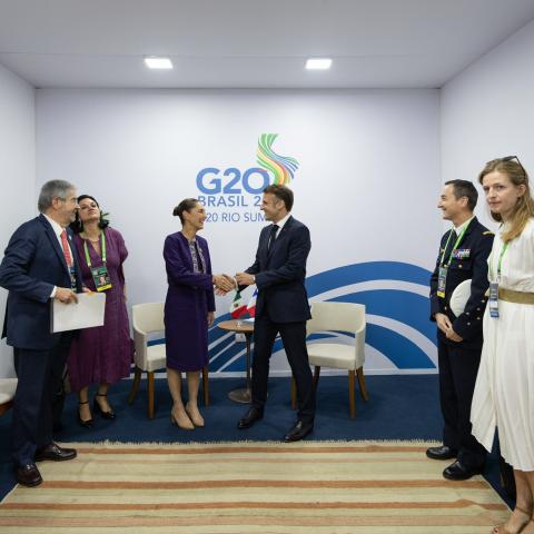 Claudia Sheinbam y Emmanuel Macron 