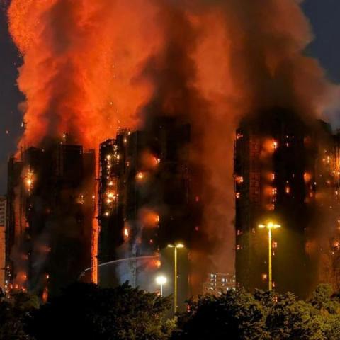 Incendio en 8 torres departamentales deja al menos 13 muertos y 15 heridos en Hong Kong