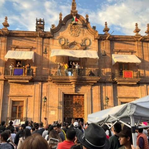 Manifestantes irrumpen en Palacio de Gobierno en Morelia en medio de protestas por Carlos Manzo
