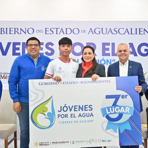 Tere Jiménez entregando despensas