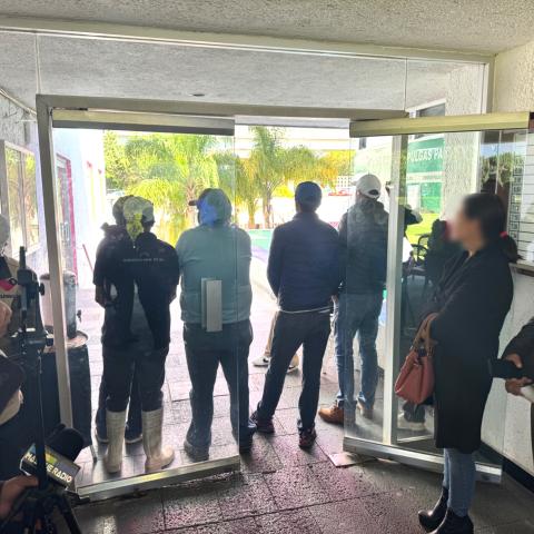 De puerta cerrada: Entre empujones, niega Poder Judicial del Estado entrevistas a medios pese a convocatori