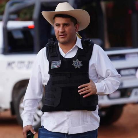 Octavo escolta del alcalde Carlos Manzo está prófugo, señala gobernador