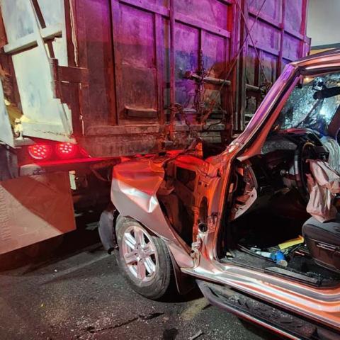 El conductor de una Chevrolet S10 quedó atrapado tras impactarse contra un tráiler