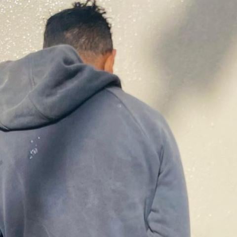 El delincuente intentaba encender una camioneta, pero fue detenido en flagrancia