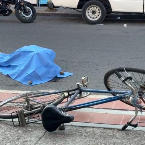 El hombre perdió el equilibrio, y al caer contra el piso se golpeó severamente la cabeza