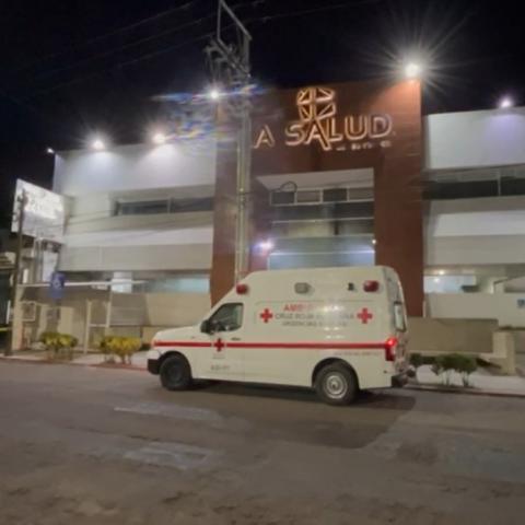 Una máquina explotó y un fragmento metálico impactó al empleado en la cara; permanece hospitalizado