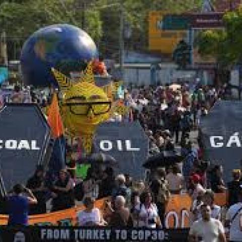 Miles de personas protestan en COP30 en Brasil para exigir acciones urgentes contra la crisis climática