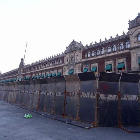 Sheinbaum justifica vallas en Palacio Nacional por marchas