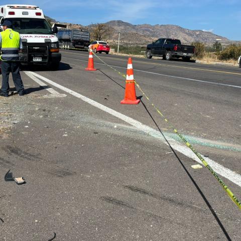 El conductor de una camioneta intentó una maniobra sin considerar que llevaba muy de cerca de la pesada unidad