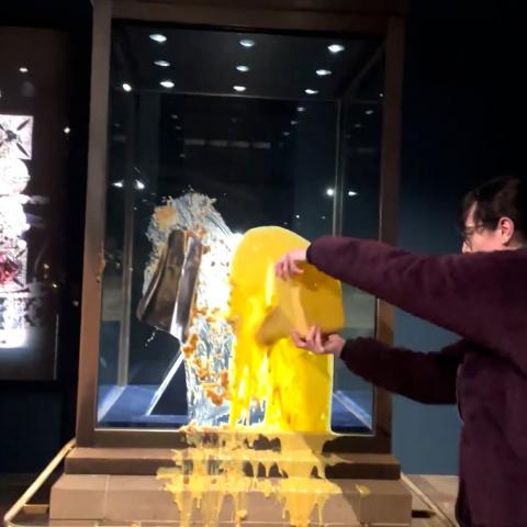 Manifestantes arrojan comida a las joyas de la Corona en la Torre de Londres 
