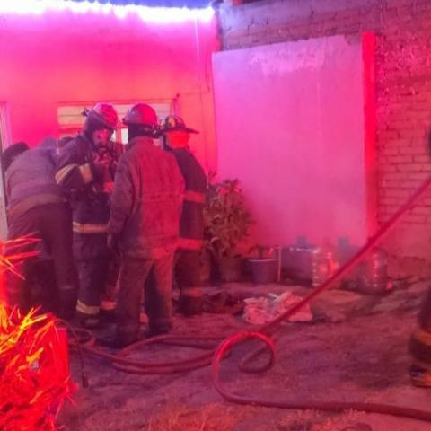 Usaron cubetas con agua para apagar el fuego que consumió parte de la humilde vivienda