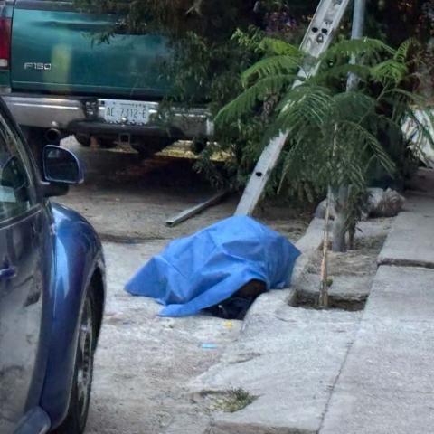 La víctima cayó desde varios metros de altura luego de recibir una descarga eléctrica mientras realizaba labores en un domicilio