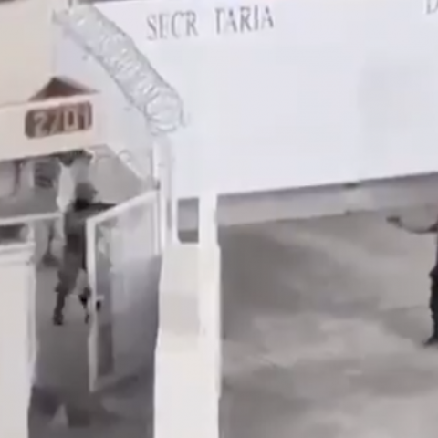 Marinos someten a un civil armado en puertas de la zona naval de Puerto Vallarta