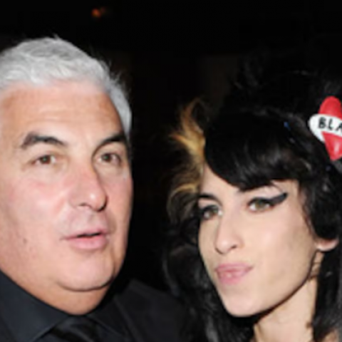 Padre de Amy Winehouse exige pago por ropa subastada