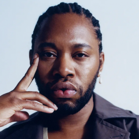 Actor de “Emily in Paris”, queda libre tras ser detenido por presunta posesión de drogas