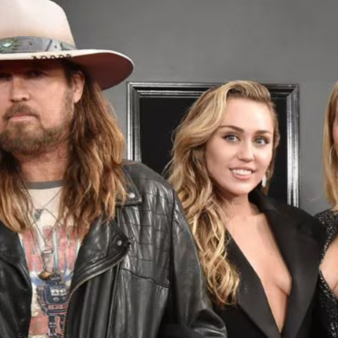 Padre de Miley Cyrus responde por la vía legal a mujer que dice ser madre biológica de la cantante