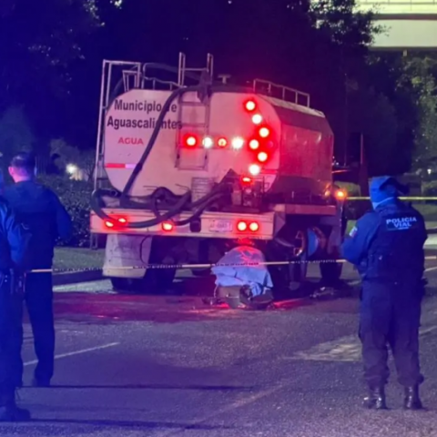 Muere policía vial al impactar su motocicleta contra pipa de Servicios Públicos en la avenida Aguascalientes Sur