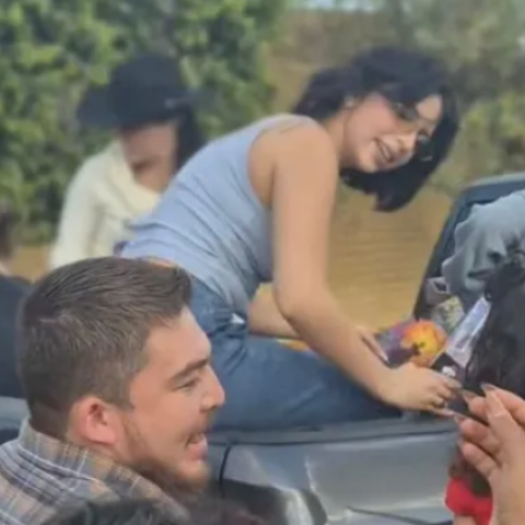 Nodal se suma a los Aguilar y entregan juguetes en Tayahua, Zacatecas