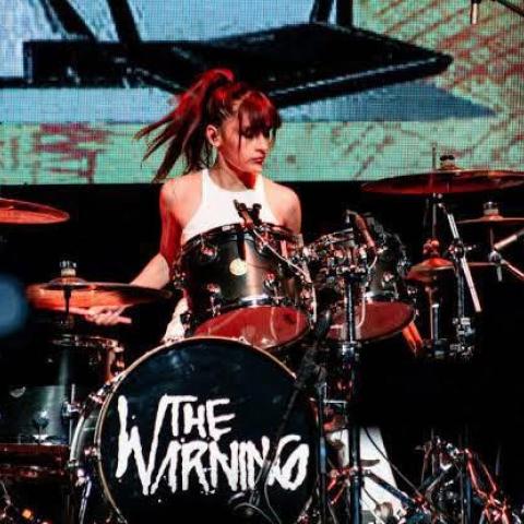La mexicana Paulina Villarreal de 'The Warning' es la 'Mejor Baterista de Rock' de 2025
