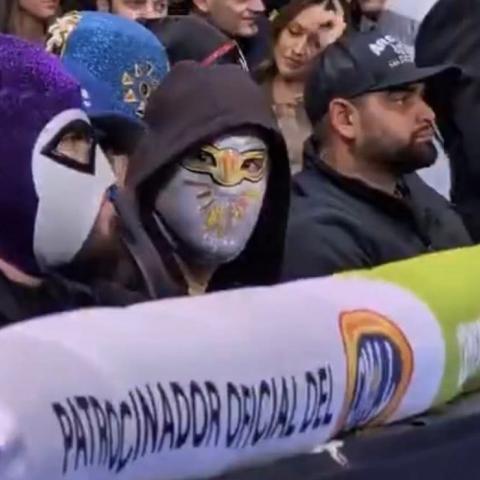 Bad Bunny asiste a las luchas previo a su primer concierto en CDMX