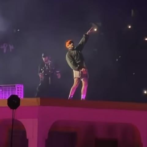 Bad Bunny sufre caída durante su primer concierto en el Estadio GNP de la CDMX