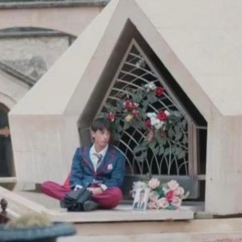 Graban película para adultos junto a la tumba de Camilo Sesto