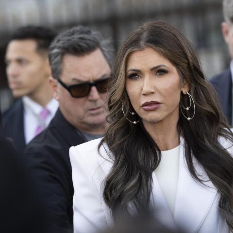 Kristi Noem pide una prohibición total de viajes