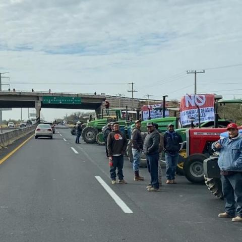 PRODUCTORES SE MANIFIESTAN EN CARRETERAS DE AGUASCALIENTES