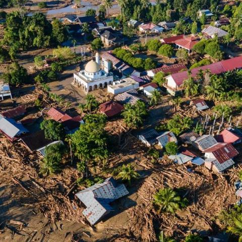 Ya son más de 920 fallecidos por inundaciones en Indonesia