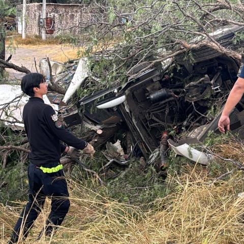 Trailero es rescatado con vida tras una aparatosa volcadura en Pabellón de Arteaga