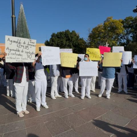 Personal por honorarios del ISSEA se manifiesta en busca de mejores condiciones laborales; toman calles momentáneamente