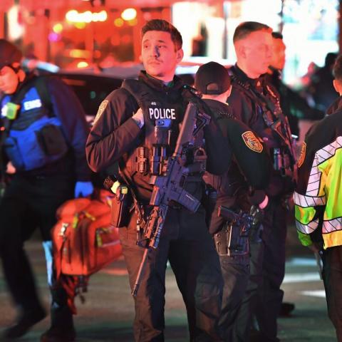 Tiroteo cerca de la Universidad de Brown deja varios heridos; autoridades buscan al sospechoso