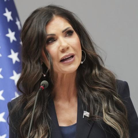 EE.UU. planea ampliar a más de 30 países su prohibición de viajes