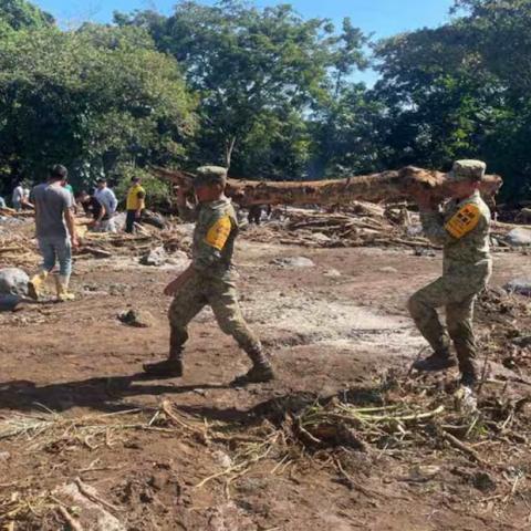 Tras lluvias en Veracruz, Defensa aplica plan DN-III-E en dos municipios; inician limpieza y retiro de lodo