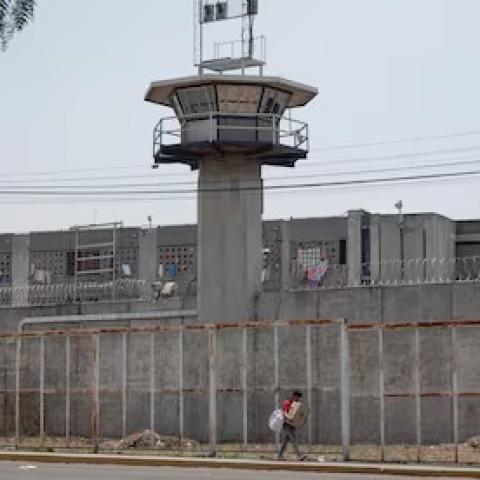 México bloqueará señal telefónica en penales federales para frenar extorsiones
