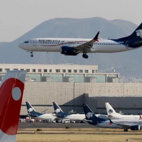 Reportan que piloto "secuestró" avión en el AICM para exigir que le pagaran