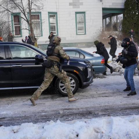 Tiroteo durante redada migratoria en Minneapolis deja una mujer muerta