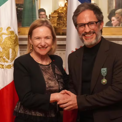 Gael García Bernal recibe la Orden de las Artes y las Letras de Francia