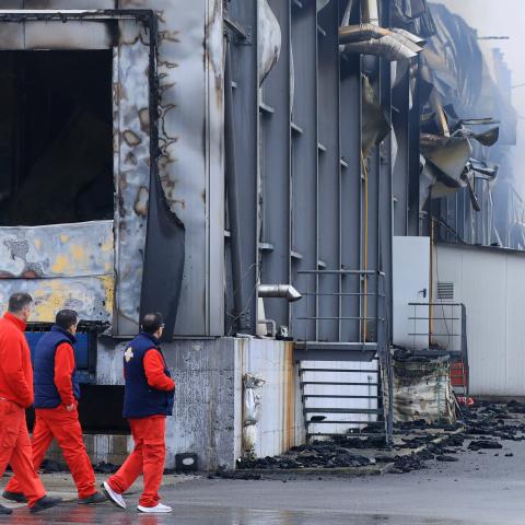 Incendio en fábrica de galletas en Grecia deja 4 muertos y varios heridos