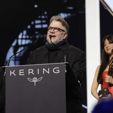 del Toro revela al recibir premio que su hermano mayor falleció