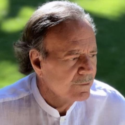 Extrabajadoras de Julio Iglesias lo denuncian por acoso y agresión sexual