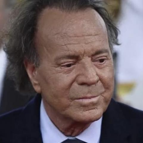 Julio Iglesias responde a acusaciones de abuso y prepara defensa 